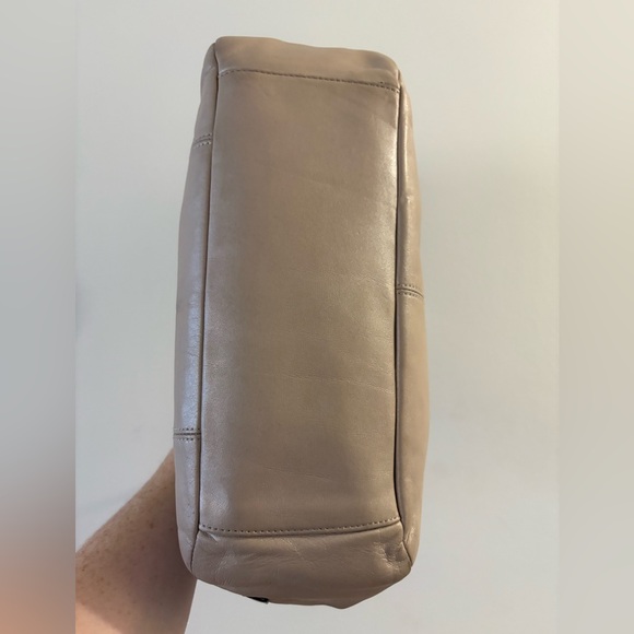 Coach East West Gallery Pearl/Tan Smooth Shiny Leather Shoulder Tote Bag - Picture 13 of 16